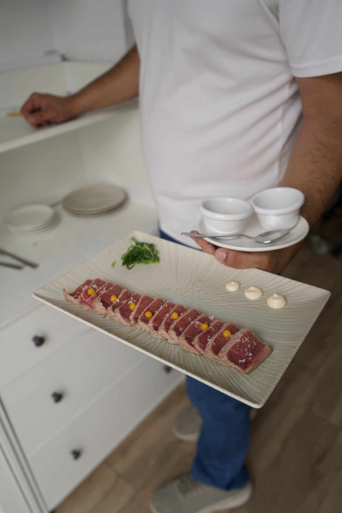 Tataki de tarantelo de atún rojo de almadraba emplatado en Barlovento