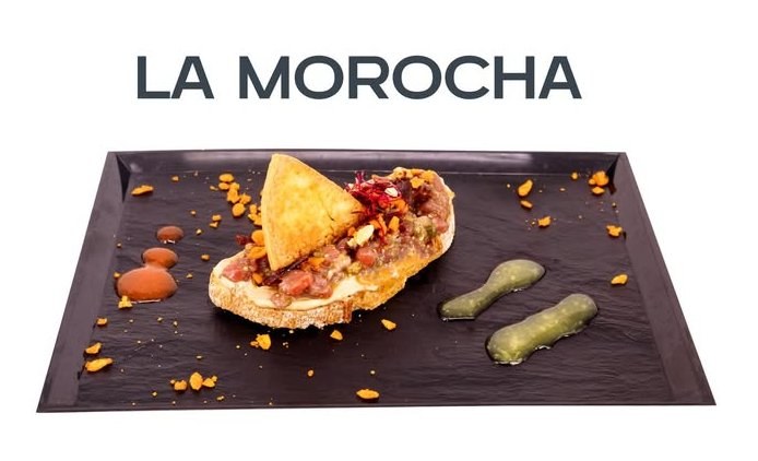 La Morocha: tartar de retinto cortado a cuchillo con crujiente de jamón ibérico, teja de queso payoyo, brotes de remolacha y perlas de vinagre balsámico