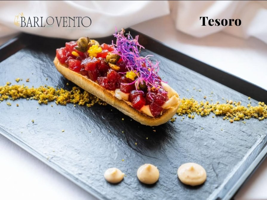 El Tesoro: atún rojo de almadraba macerado sobre pan de cristal con mayonesa de papada ibérica, kimchi, perlas de yuzu y kataifi crujiente