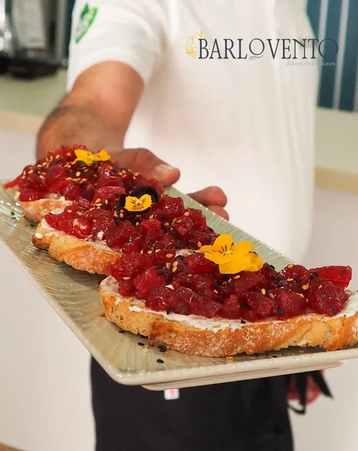 Tostas de tartar de atún rojo de almadraba servidas en Barlovento, Zahara de los Atunes